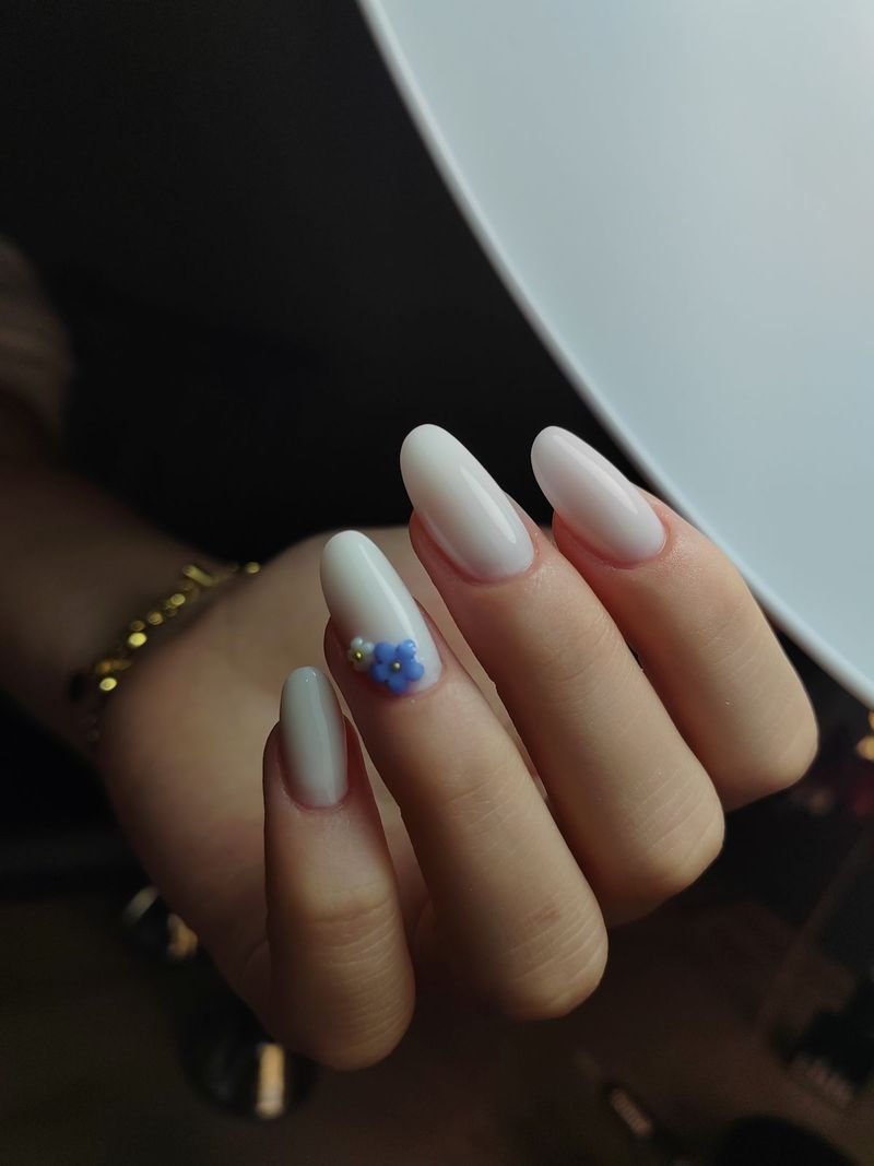 Latte con fiore blu, lavoro di Karly