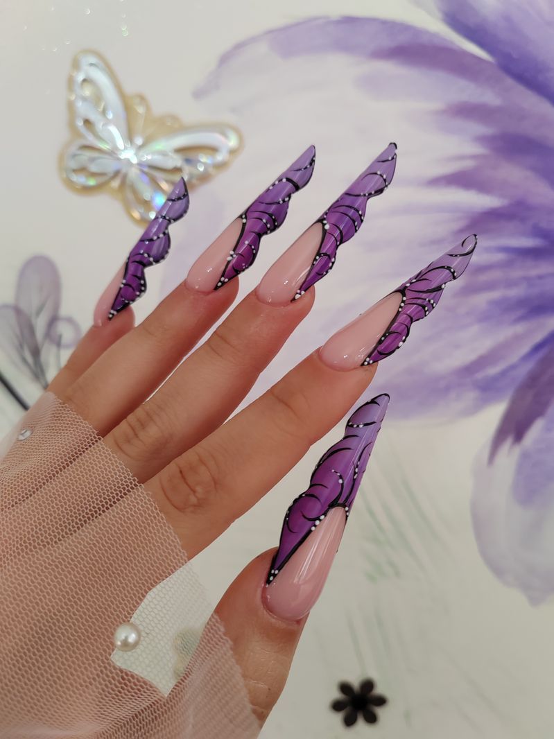 Stiletto viola con farfalle, lavoro di Karly