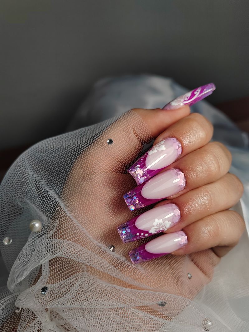 Squadrate fucsia con fiori, lavoro di Karly