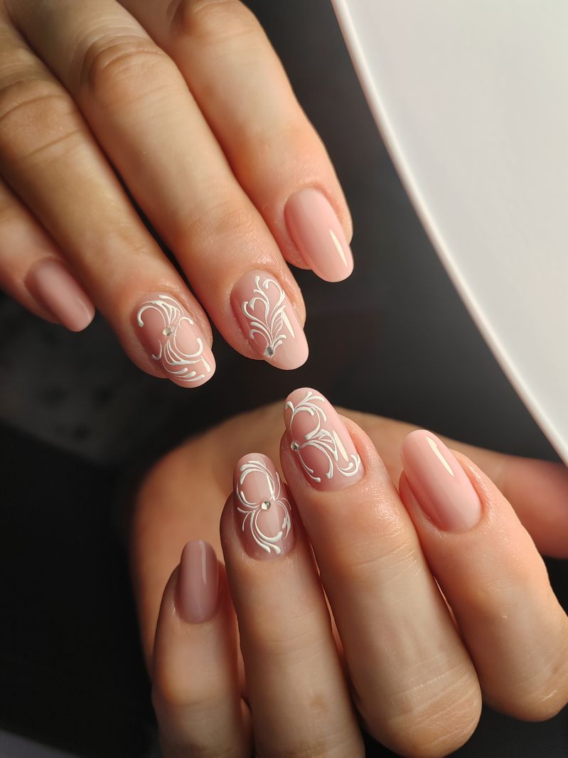 Nude con pizzo bianco, lavoro di Karly