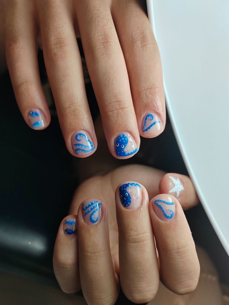 Unghie corte con decori blu, lavoro di Karly