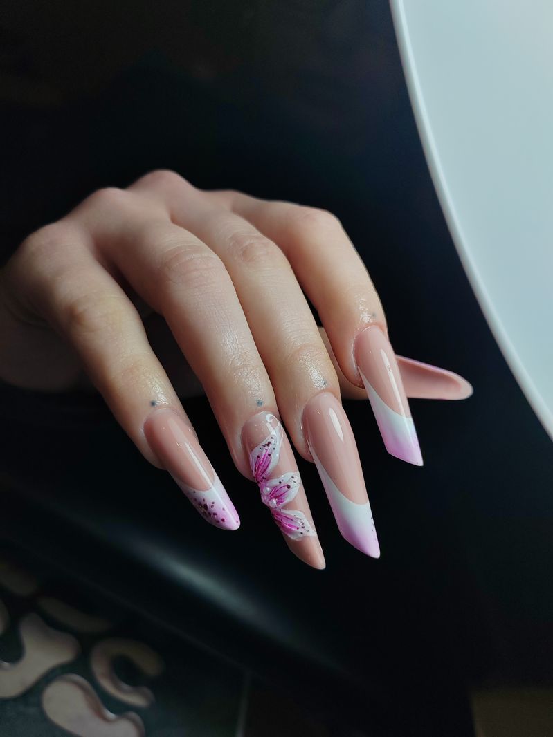 Stiletto con fiori rosa, lavoro di Karly